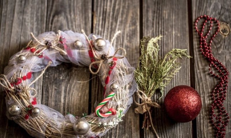 christmas-wreath-wooden-backgroud